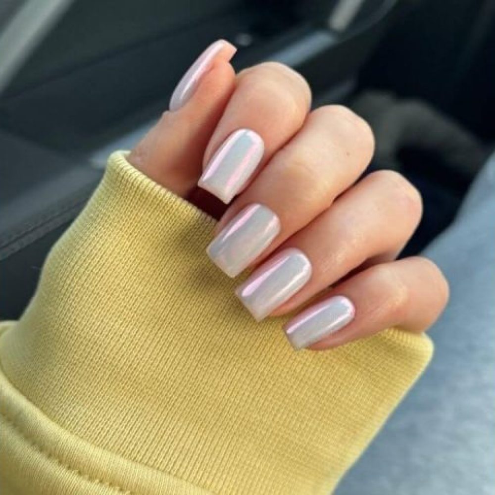 20-Chrome-Nail-Ideas-That-Make-Any-Manicure-Look-Expensive.jpg